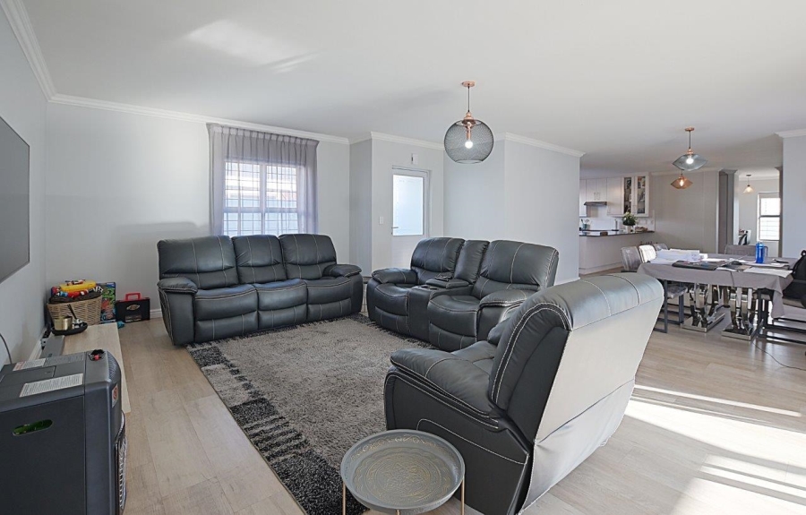 3 Bedroom Property for Sale in Sunningdale Western Cape